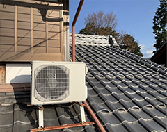 エアコン室外機の屋根置き架台設置例