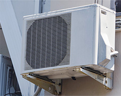 エアコン室外機の壁掛け架台設置例