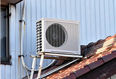 屋根置き｜エアコンの室外機を水平に設置した例