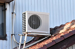室外機の屋根置き架台写真例｜2階のエアコン取り付けで追加工事費が必要となるケース