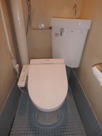 TOTO 三角タンク式トイレ『CS140+S670BU』とTOTO ウォシュレットSB『TCF6621』 色は『#NW1_ホワイト』です。