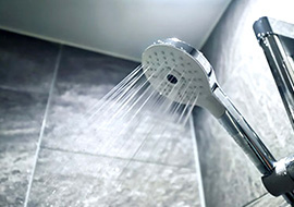 現在標準対応をお使いで浴室が2階にある場合は高圧タイプに交換することで水の圧力が上がりシャワーの出が良くなることもあります。標準タイプも高圧タイプも配管・配線の接続方法は同じなので、シャワーの出が悪いと感じている方は高圧タイプへの交換をご検討ください｜水圧タイプの違い