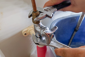 給水・給湯配管からホースを取り外す｜洗面台蛇口を自分で交換するDIY手順