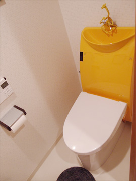 落ち着いた色調の壁紙で、タンクの黄色が際立っています。