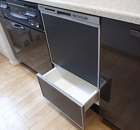 ミドルタイプ食洗機の下は収納を設置できます