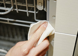 庫内のフチ、パッキンを定期的に清掃する｜食洗機を長く使うためのメンテナンス