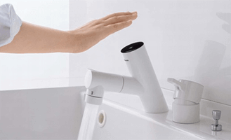手をかざすだけだから使いやすく清潔「タッチレス水栓」