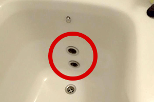浴槽内の側面に穴が2つある場合は、その部分を撮影してください。
