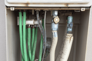 配管と給湯器の接続部分を確認するため、配管全体が確認できるように撮影してください。