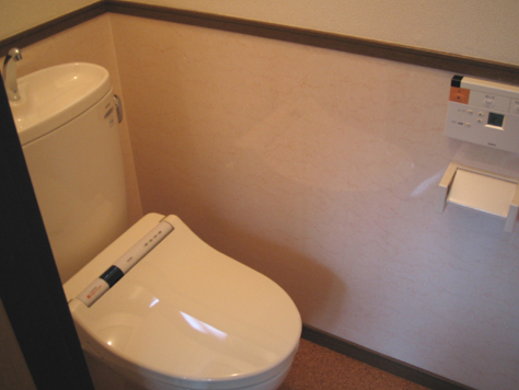 キッチンパネルを利用したトイレの和式から洋式トイレへのリフォーム事例 交換できるくん