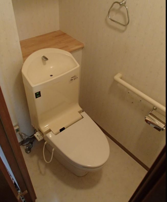 壁紙のアクセント張りでカッコいいトイレに！