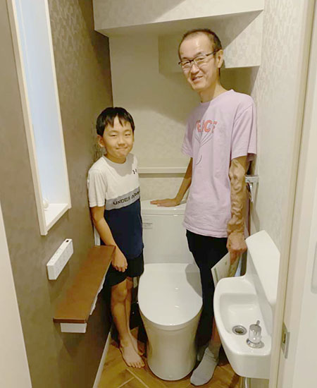 施工後のトイレとお客様