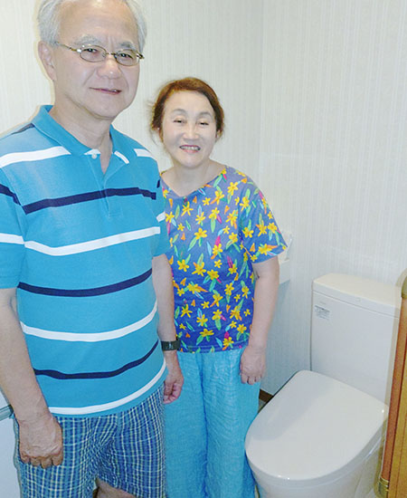 施工後のトイレとお客様