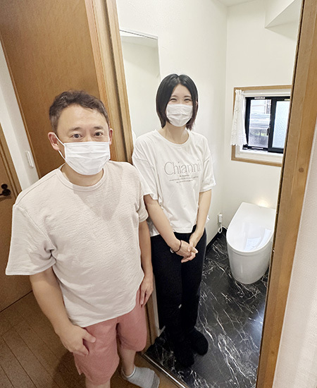 施工後のトイレとお客様