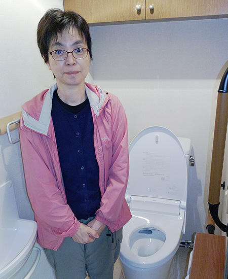 施工後のトイレとお客様