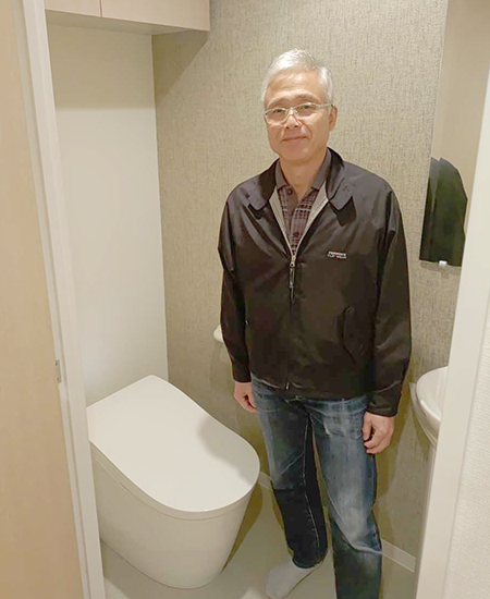 施工後のトイレとお客様