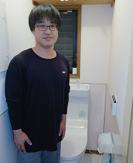 施工後のトイレとお客様