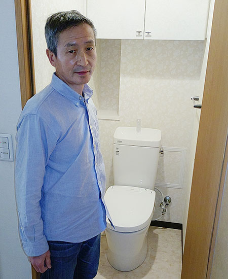 施工後のトイレとお客様