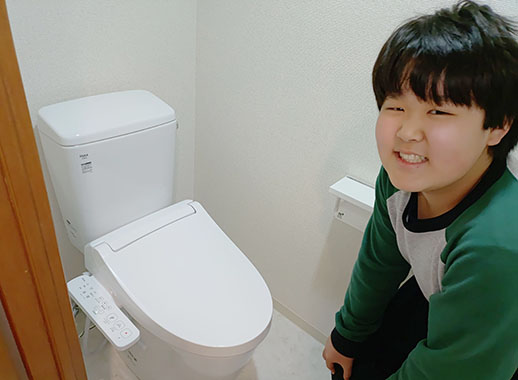 施工後のトイレとお客様