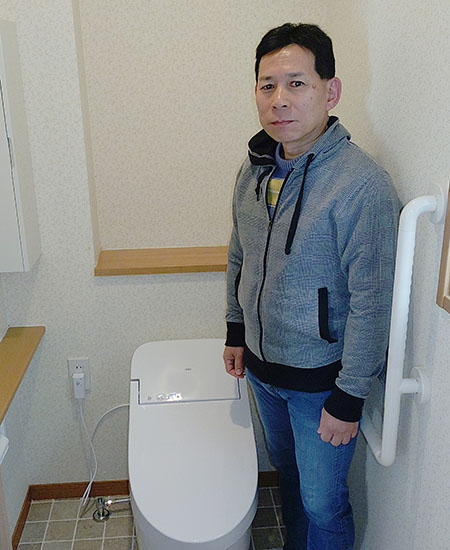 施工後のトイレとお客様