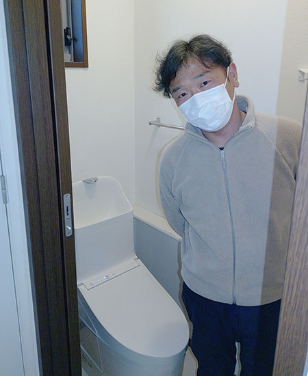 施工後のトイレとお客様