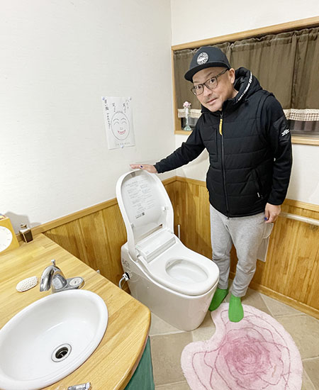 施工後のトイレとお客様