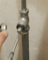 袋ナットを外したあとは止水栓を回せば取り替えるスピンドルが取り出せます。