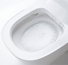 2種類の泡がトイレ使用時に自動で掃除する「バブル洗浄」。市販の台所用合成洗剤を使用できます