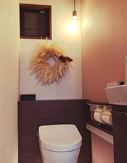 トイレ照明とのバランスを考えた壁紙の配色やコーディネート参考例｜トイレ壁紙の選び方