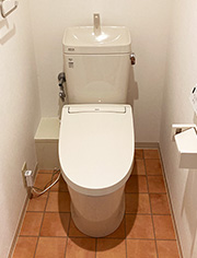 茶色系の床とアイボリー系の石目調壁紙を合わせたトイレリフォーム事例画像｜LIXILアメージュ便器＋シャワートイレ（KA31）の施工