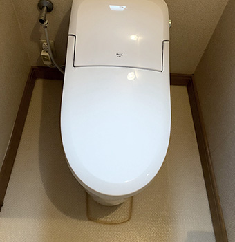 古いトイレより新しいトイレの方が床との接地面が小さいため、以前のトイレの設置痕がくっきりと残っています。