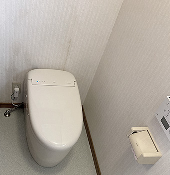 タンクトイレからタンクレストイレに交換し室内はすっきりしましたが、後方の壁にタンク周囲の跡が残っています。